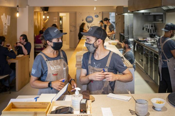 Cocina desnuda, piedra, madera y talento joven.