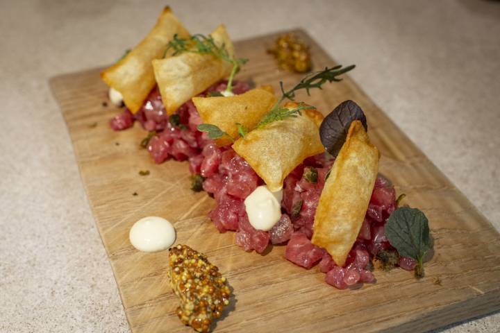 Tartar de cerdo ibérico: lomo curado tres horas y cortado a cuchillo.