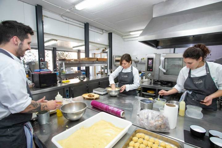 Esther Manzando trabajando en la cocina antes de empezar el servicio