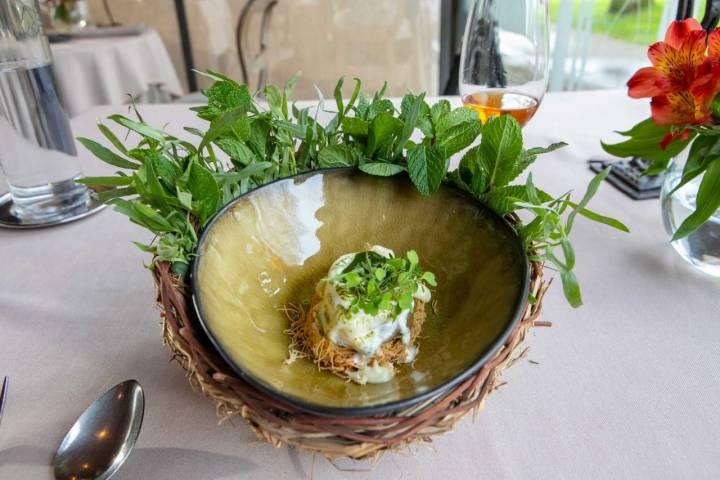 Limón, crema de tocinillo moscovado y aceite de hierbas