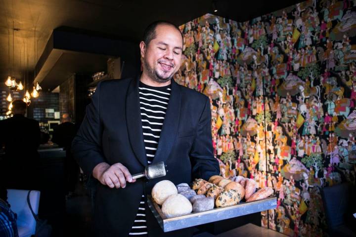 César sirve varios panes ecológicos, todos con masa madre ácida y semillas recolectadas en la huerta valenciana.