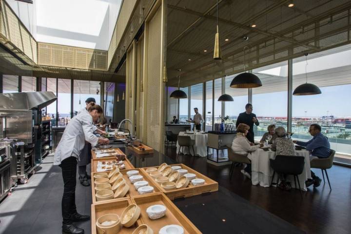 La chef Miriam de Andrés prepara unos bocados: brioches rellenos de brandada de bacalao, en la cocina a la vista.