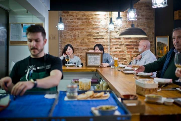 Además de en las mesas, también se puede comer en la barre con vistas a la cocina.