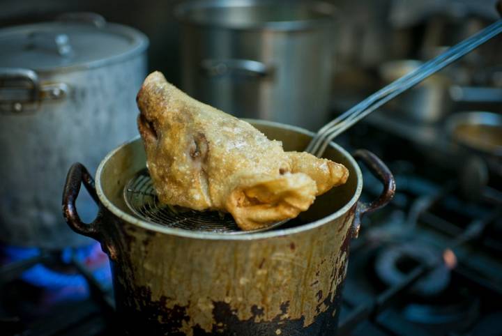 La cabeza de cochinillo se fríe durante 4-5 minutos en aceite muy caliente.