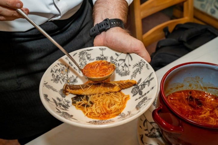 El buen comer de 'La Tizná' toma forma en platos como estos fideos con caballa