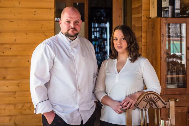 Javier Navarro y Andrea Velasco, propietarios del restaurante La Única de La Ercina (León)