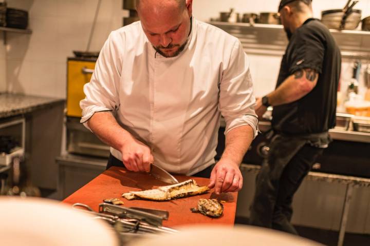 Javier Navarro, chef de La Única, trabajando en la cocina