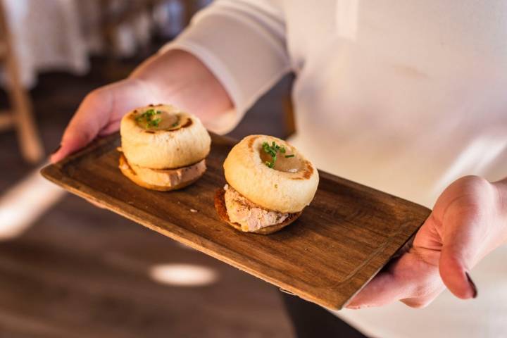 Brioche Savarín de foie micuit y puré de manzana.