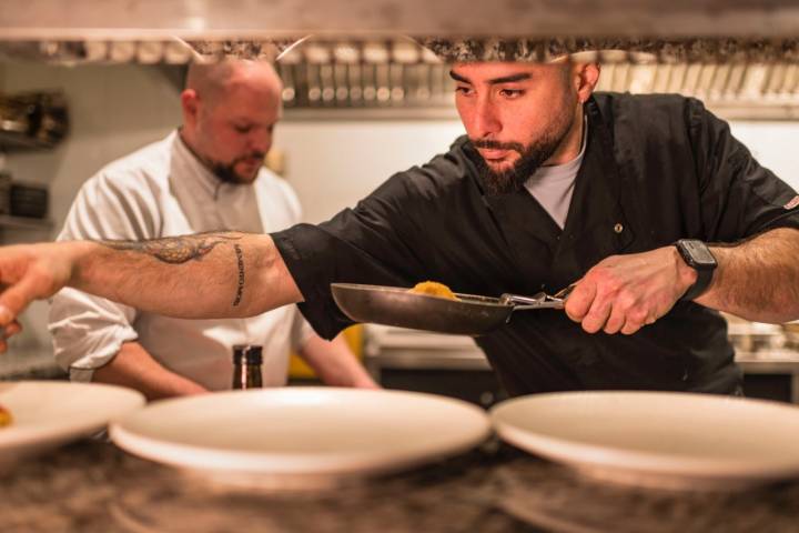 El chef y su segundo en la cocina del restaurante La Única de La Ercina