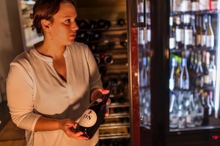 Andrea Velasco en la bodega del restaurante La Única de La Ercina