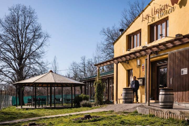 Fachada y patio del restaurante La Única, en La Ercina (León)