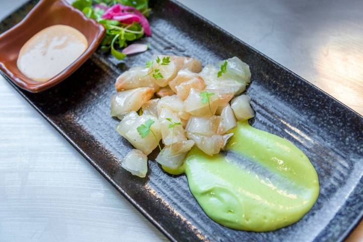 Tartar de lubina salvaje con gazpacho de aguacate y mayonesa de chile.