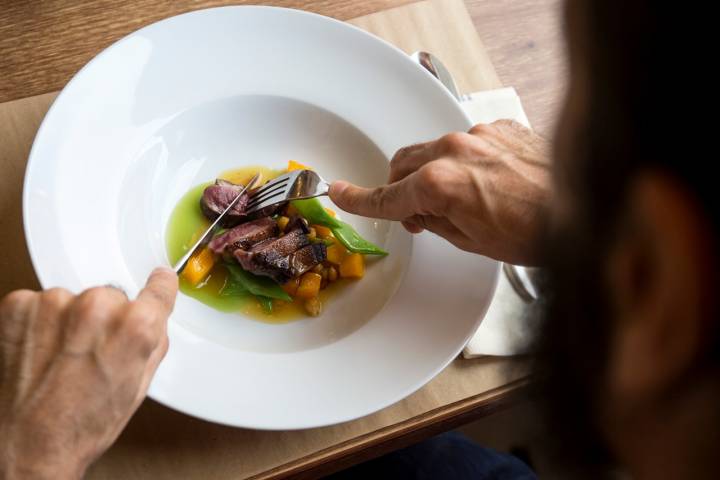 Cocina de calidad, elaborada y servida con cariño, es lo que se le garantiza a quien se sienta en una mesa de 'laLustra'.