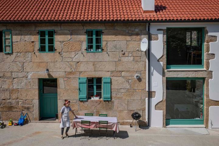 La casa tradicional de piedra es el hogar de la pareja y el antiguo cobertizo, el restaurante.