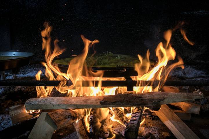 El fuego envuelve el arroz para aromatizar el grano.