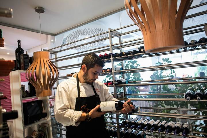 Eligiendo un vino de la zona en la bodega del restaurante.