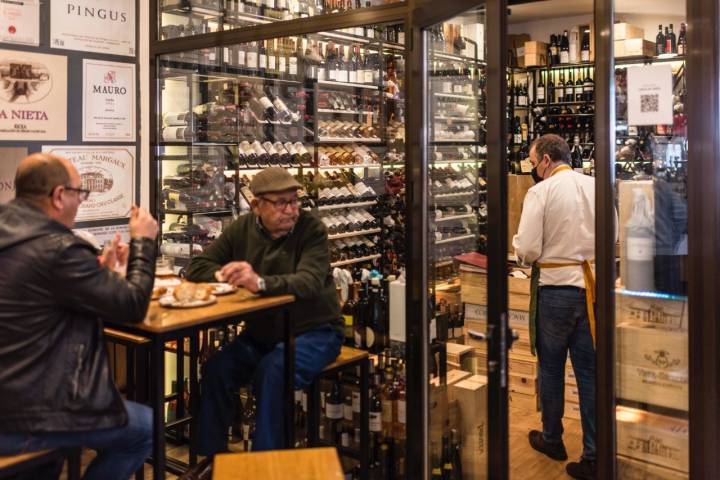 bodega y clientes en las esparteras