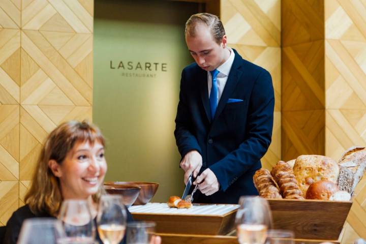 Las piezas individuales se han sustituido por hogazas y panes enteros, que se cortan al gusto del cliente a pie de mesa.