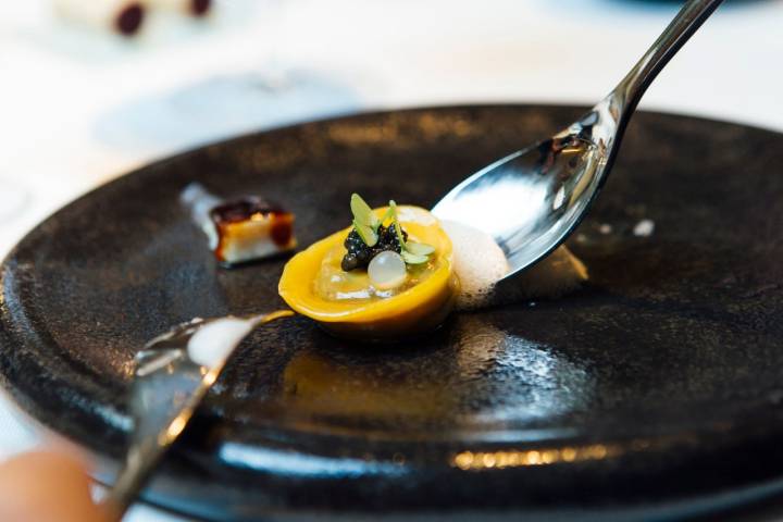 Ravioli de wagyu y anguila glaseada, 'raifort' y caviar.