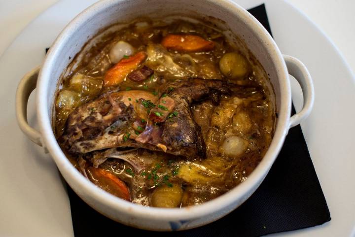 Perdiz con berza y castañas, un plato monumental.