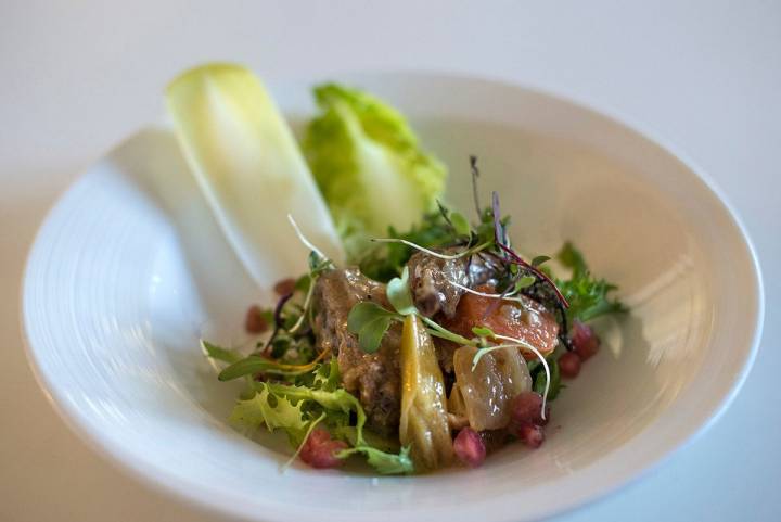 Ensalada de escabeches de caza menor y conejo, delicada y fragante.