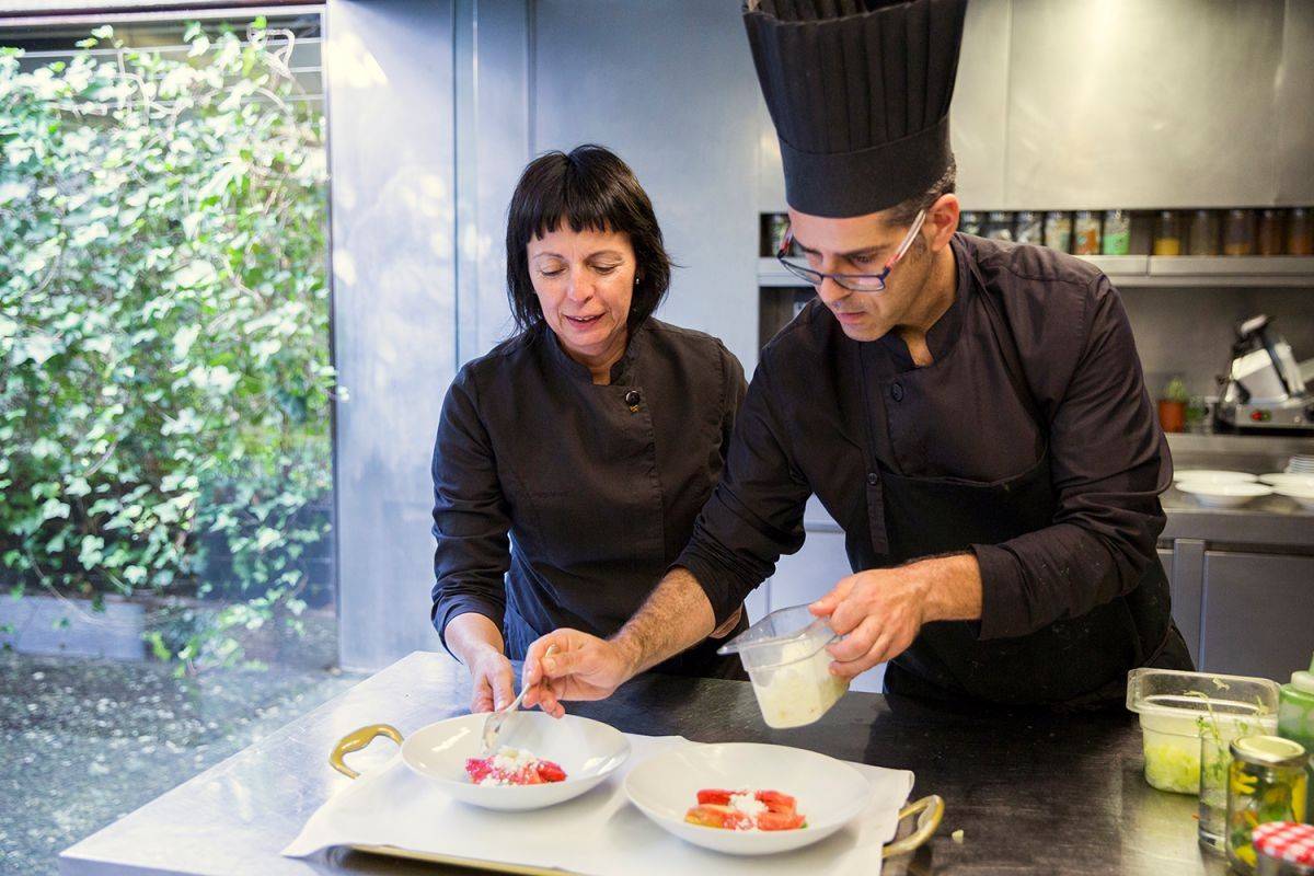 La chef Fina Puigdevall con su jefe de cocina del restaurante Les Cols, en Olot, Girona. Foto: Kristin Block.