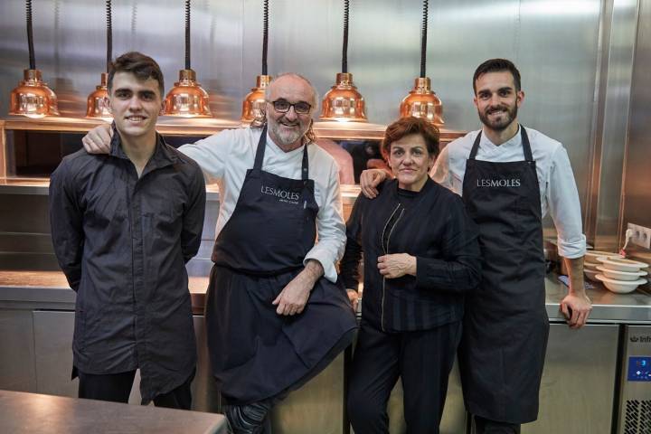 Restaurante Les Moles en Ulldecona (Tarragona). La Família de Les Moles al completo: Jeroni Castell, su mujer Carmen Sauch (sommelier del restaurante) y sus hijos Pau (segundo de cocina) y Roger (en el equipo de servicio)