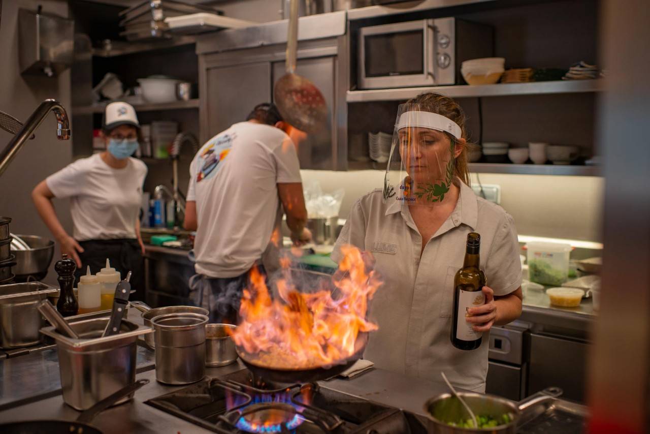 La cocinera Lucía Freitas cocinando en la cocina de su nuevo restaurante: 'Lume'