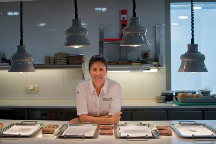 Maca de Castro, en su cocina, dispuesta para empezar el servicio.