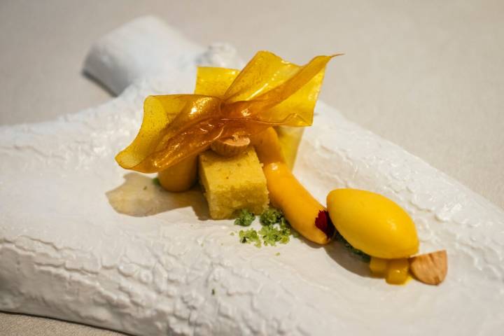 El postre de chocolate blanco con txipotle, mango, chili y menta.