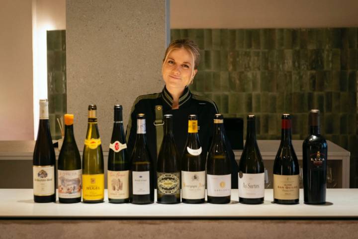 La sumiller Carla Viladrich en el restaurante MAE en Sant Gervasi (Barcelona).