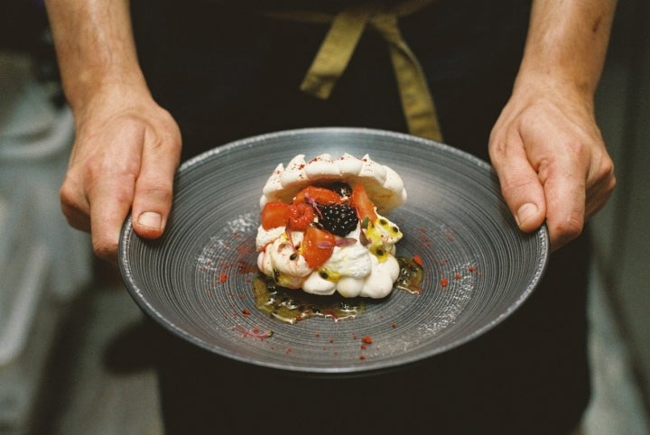 Pavlova con maracuyá y frutos rojos