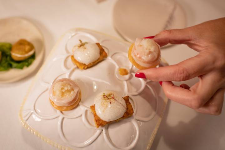 Profiterol de huevas de mújol y algas; tempeh de garbanzos; y crema de coliflor envuelta en velo de tocino salado y coliflor fermentada.