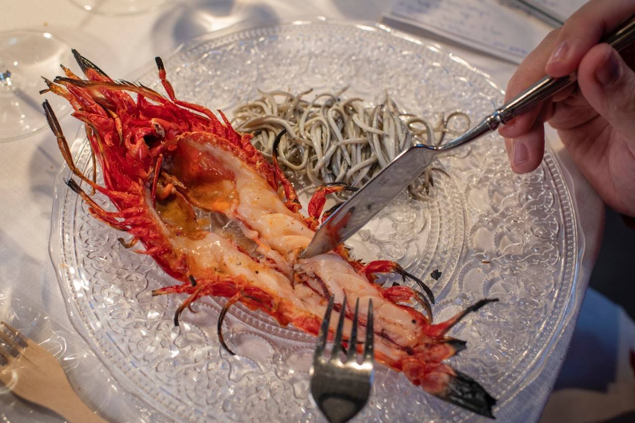 Restaurante 'Marcela Brasa' (León): carabinero marcado a la brasa con angulas