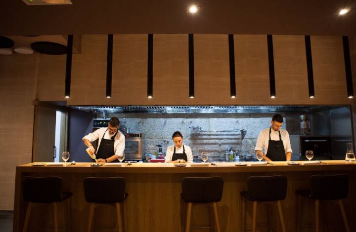 Restaurante 'Maruja Limón': barra con vistas a la cocina