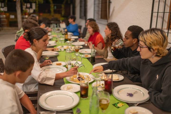 Los clientes en la mesa del restaurante