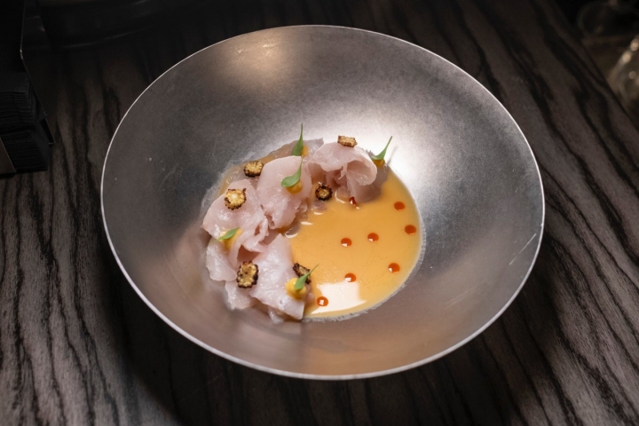 Tiradero de lubina con leche de tigre de maíz. 