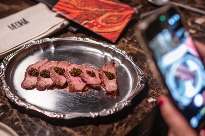 Carrillera a la brasa con caviar.