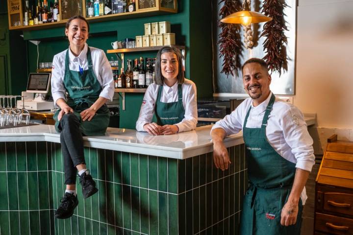 Blanca, Javi y Tara acaban de abrir en pleno Ensanche la taberna 'Memoria Gustativa'.