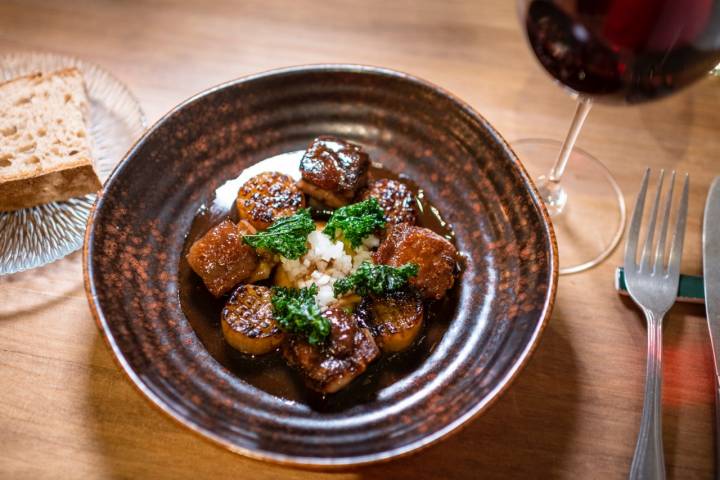 Nabo, cerdo y encurtidos, un plato en que el daikon pone en contrapunto a la melosidad del morro y las manitas. 