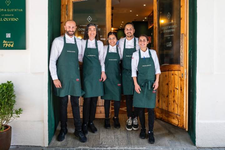 El equipo en la entrada de la taberna, con la ilusión intacta de la apertura. 