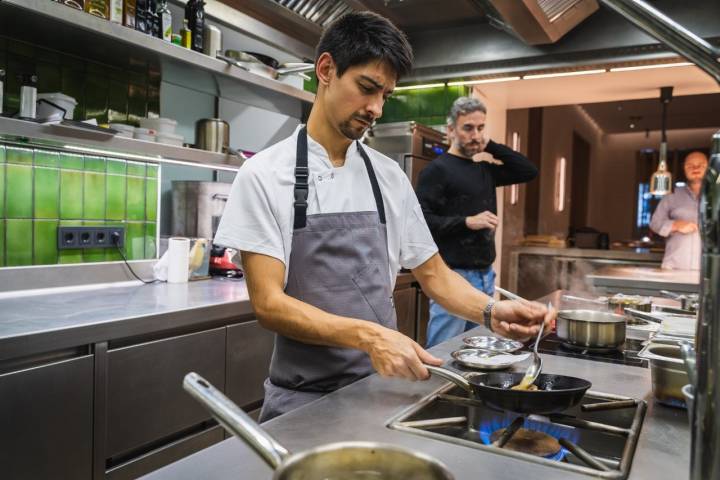 Pareja confecciona la carta junto a su jefe de cocina.