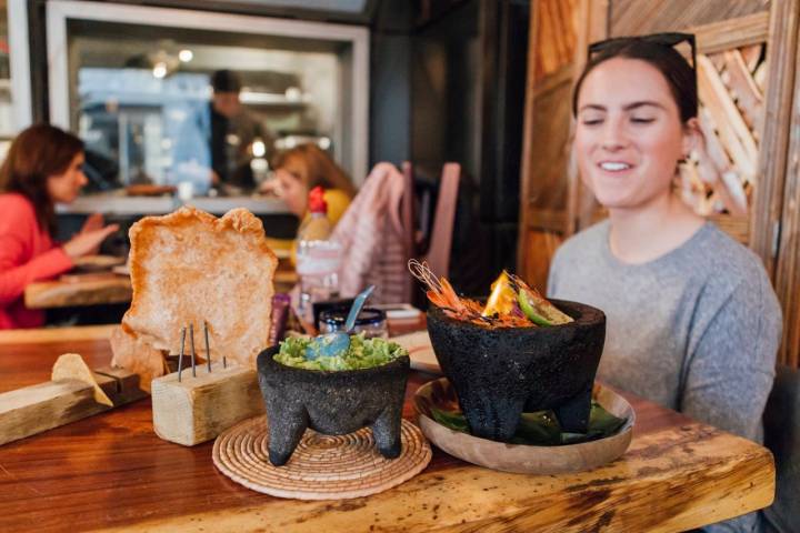 En la mesa: gambas al fuego de Mezcal al molcajete.