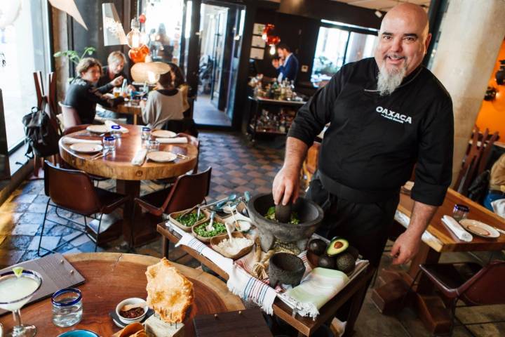 24/02/2019. Barcelona. Restaurante Oaxaca. Pla de Palau, 19.  Nuestro carro en la mesa: Joan Bagur preparando el auténtico  guacamole con totopos y chicharrón.  Foto de César Cid.