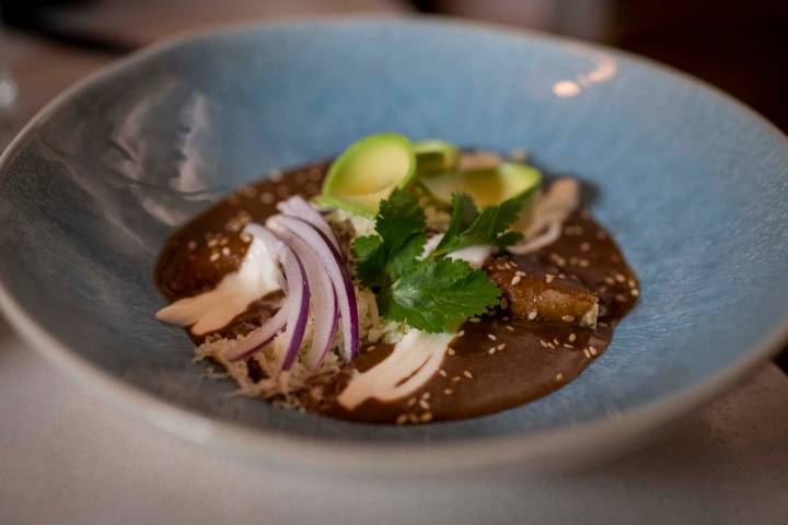 Para hacer el mole poblano, Sara tira de una receta familiar.