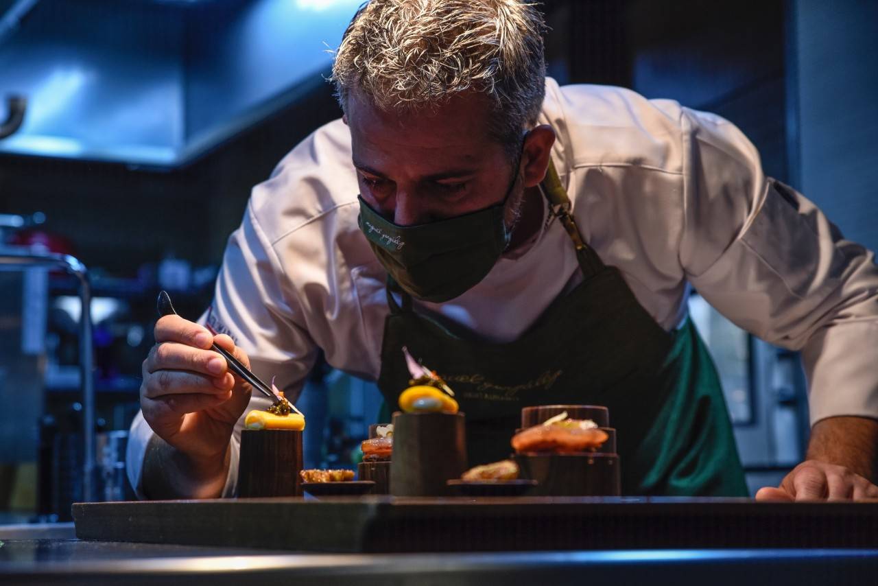 El último toque de un cocinero con muchos proyectos.