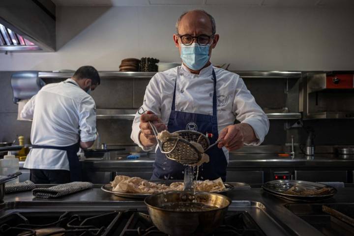 Paco Pérez cocinando.