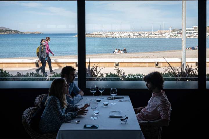 La sala es el observatorio perfecto para acotar el mar con discreción.