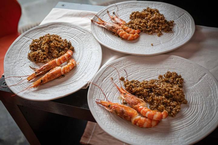 Emplatado del arroz con langostinos.