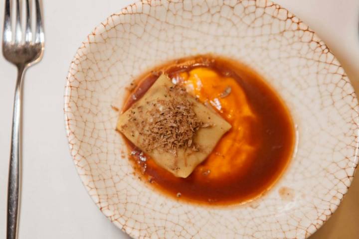 Ravioli de perdiz estofada a la toledana con trufa de verano.